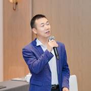 穿西装的男子站在桌子上AI 生成的内容可能不正确。