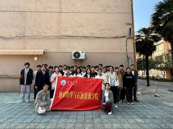 一群人站在街道上 AI 生成的内容可能不正确。